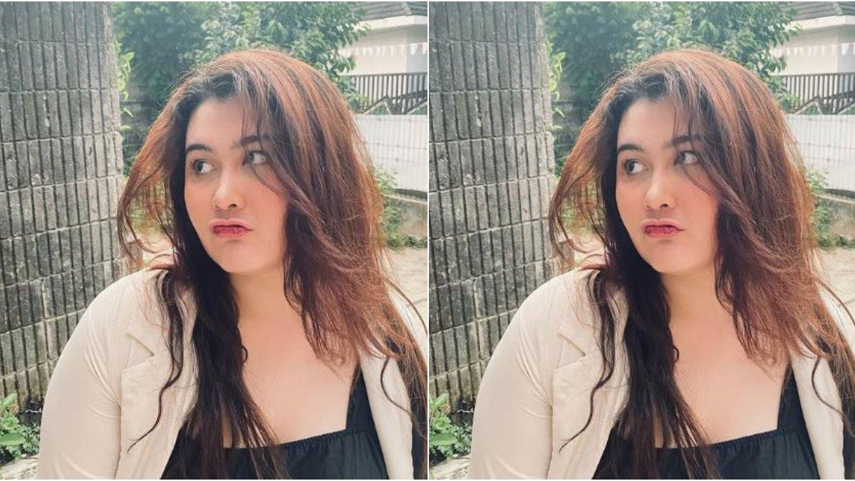 Talitha Curtis cantik berambut panjang.