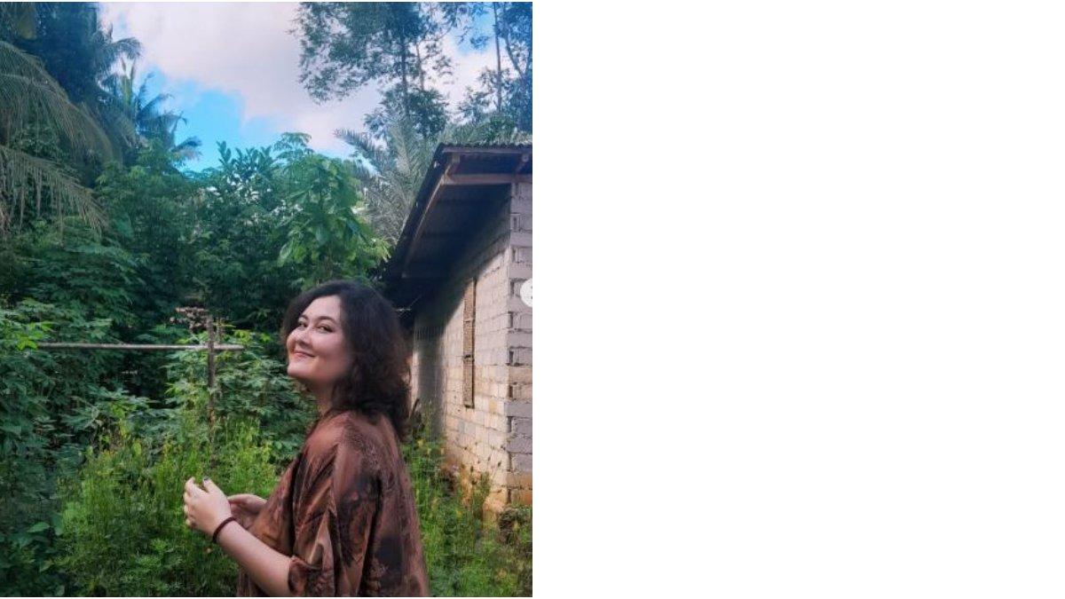 Talitha tampil berambut pendek.