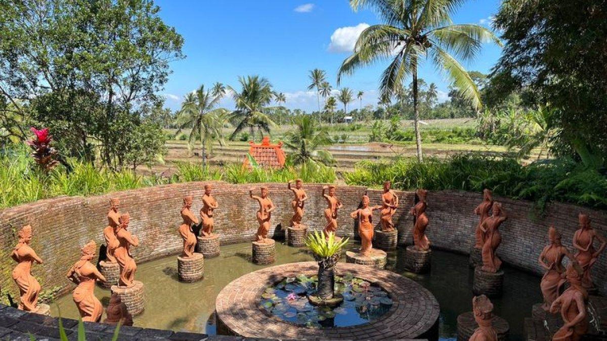 WISATA BANYUWANGI: Taman Gandrung Terakota, bagian dari Desa Wisata Tamansari, Banyuwangi, Jawa Timur