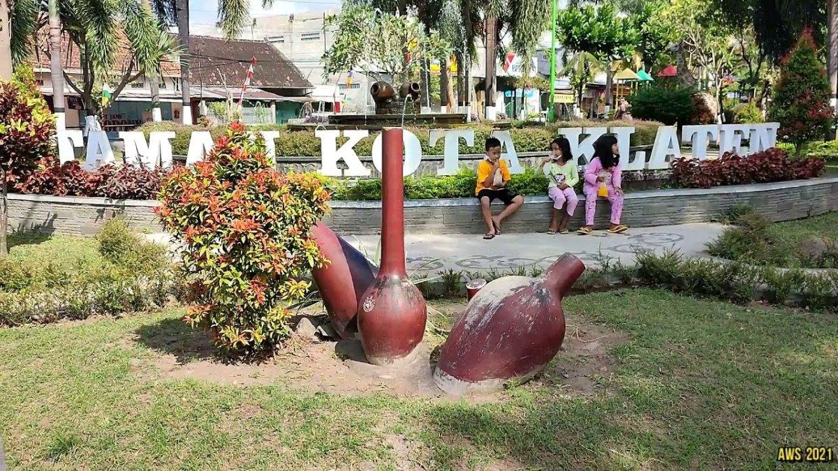 TAMAN DI KLATEN - Taman Kota Klaten bisa dikunjungi untuk tempat bersantai di pagi hingga malam hari.