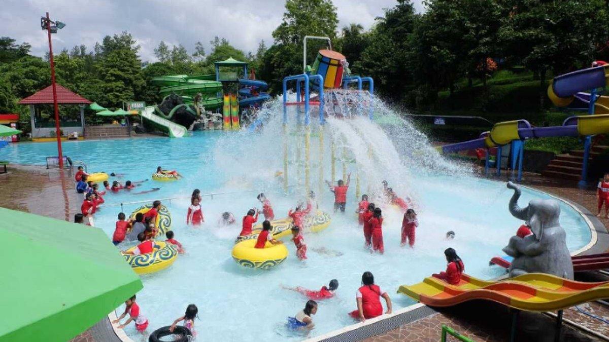 WISATA ALAM - Potret wahana kolam renang di Taman Kyai Langgeng disadur dari Kompas.com pada Rabu (12/3/2025). Taman Kyai Langgeng berada di Kota Magelang, Jawa Tengah.