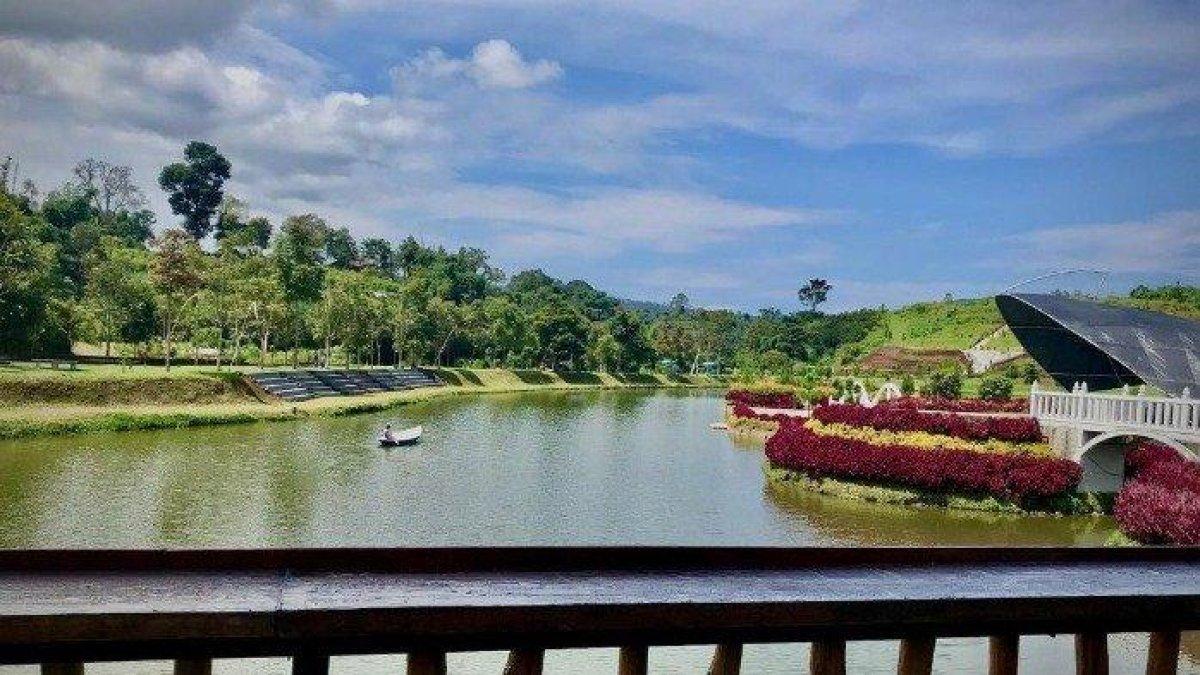WISATA ALAM - Potret Taman Lembah Dewata disadur dari TribunTravel.com pada Kamis (6/3/2025). Taman Lembah Dewata memiliki suasana yang mirip dengan Bali.
