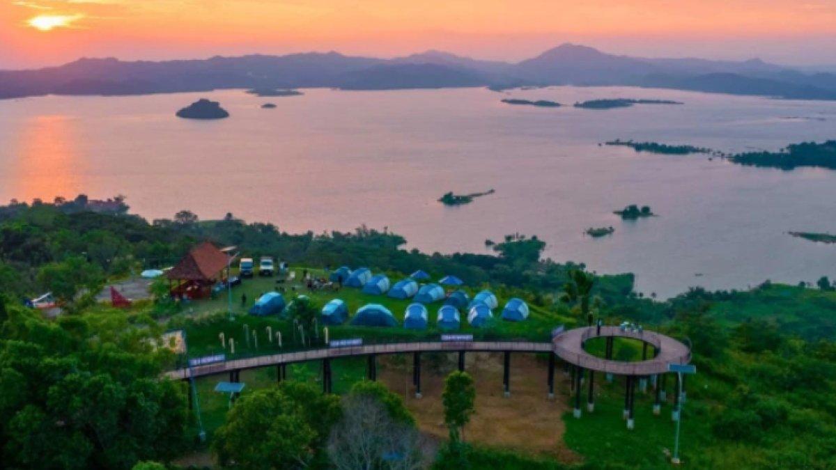 WISATA ALAM - Potret Taman Seribu Cahaya diambil dari Instagram pada Jumat (9/5/2025). Taman Seribu Cahaya berlokasi di Kabupaten Sumedang, Jawa Barat.