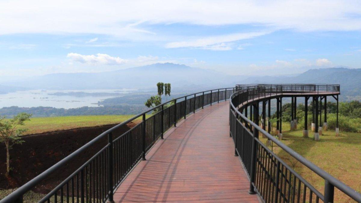 WISATA ALAM - Potret Taman Seribu Cahaya disadur dari Kompas.com pada Jumat (9/5/2025). Taman Seribu Cahaya berlokasi di Pakualam, Kecamatan Darmaraja, Kabupaten Sumedang, Jawa Barat.