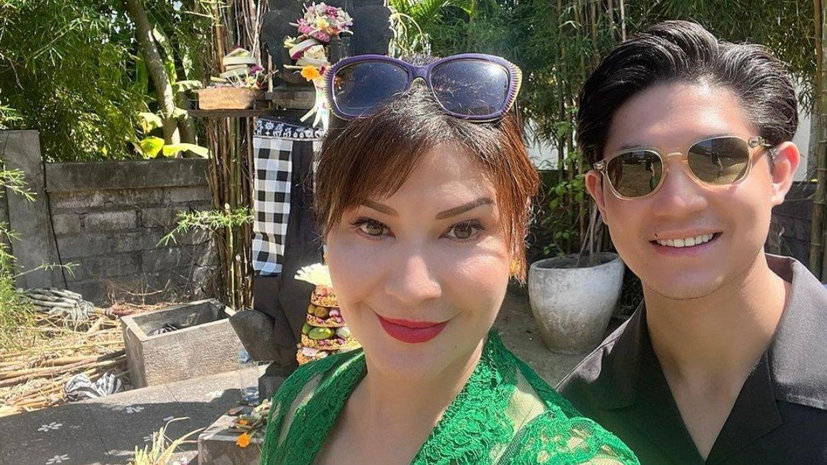 Tamara Bleszynski dan Teuku Rassya menjalani upacara Piodalan.