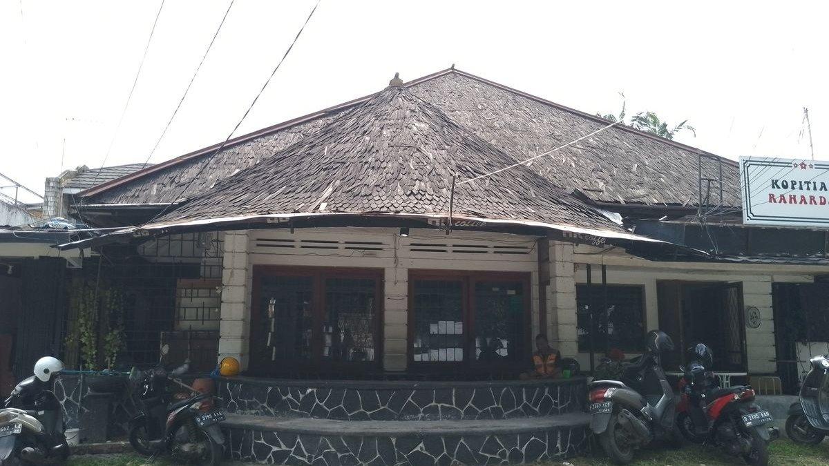 Tampak depan Rumah Musik Harry Roesli di Jalan Supratman, Kelurahan Cihapit, Kecamatan Bandung Wetan, Kota Bandung, Jawa Barat yang bergaya arsitektur kolonial Belanda dijual oleh pihak keluarga Harry Roesli.