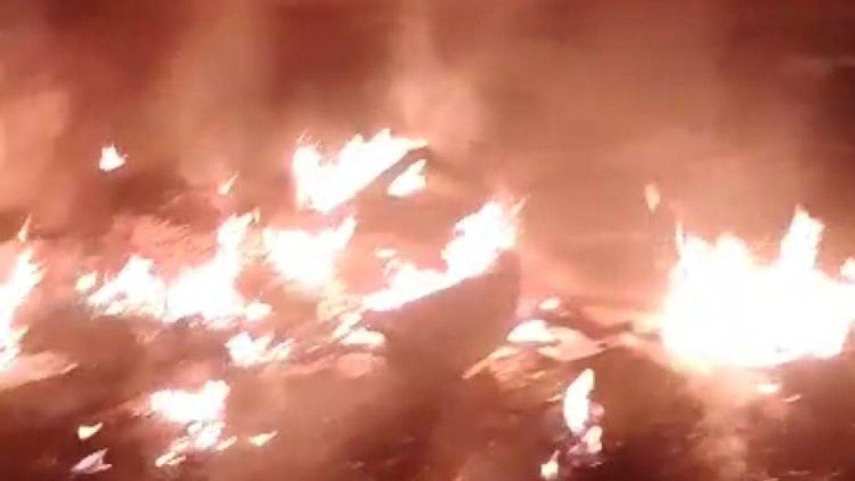 Tampak kotak surat suara terbakar di TPS di Desa Parado W