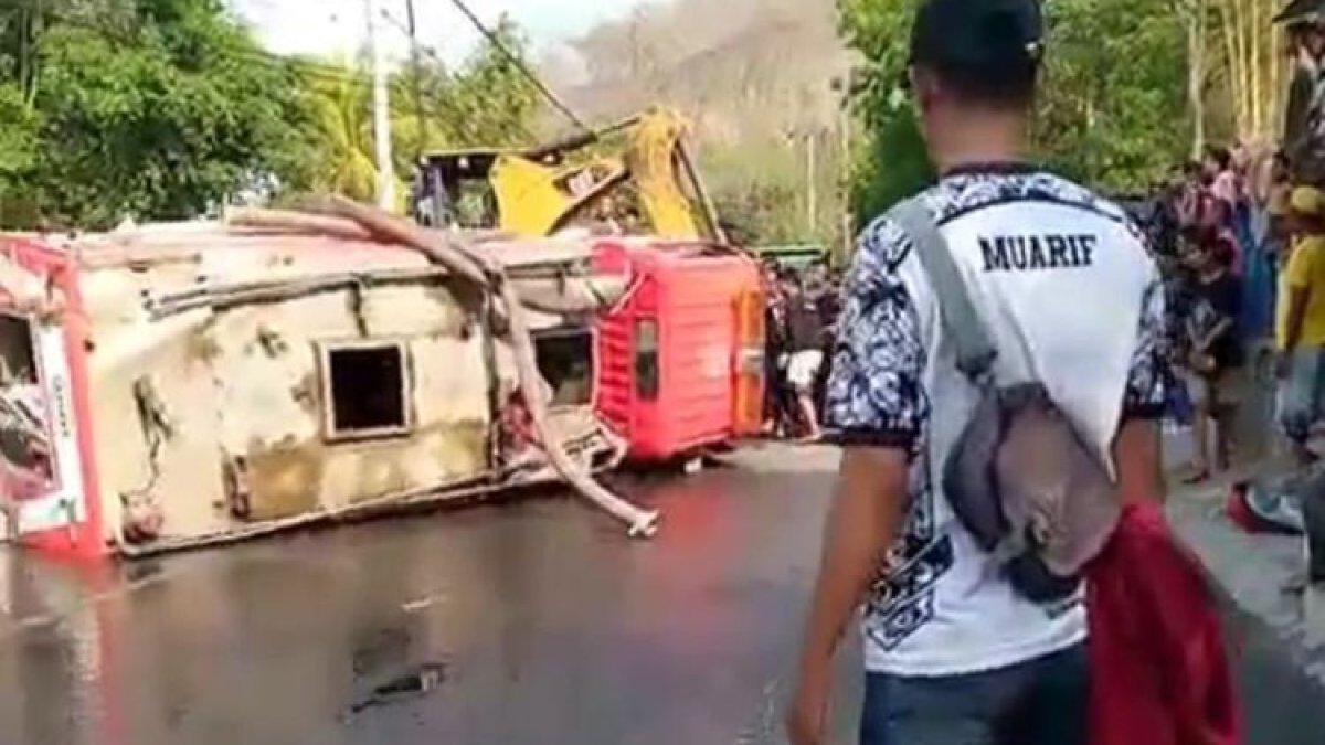 Tampak sebuah mobil Damkar Kota Bima dengan kondisi terbalik usai terlibat kecelakaan tunggal pada Minggu (1/10/2023).