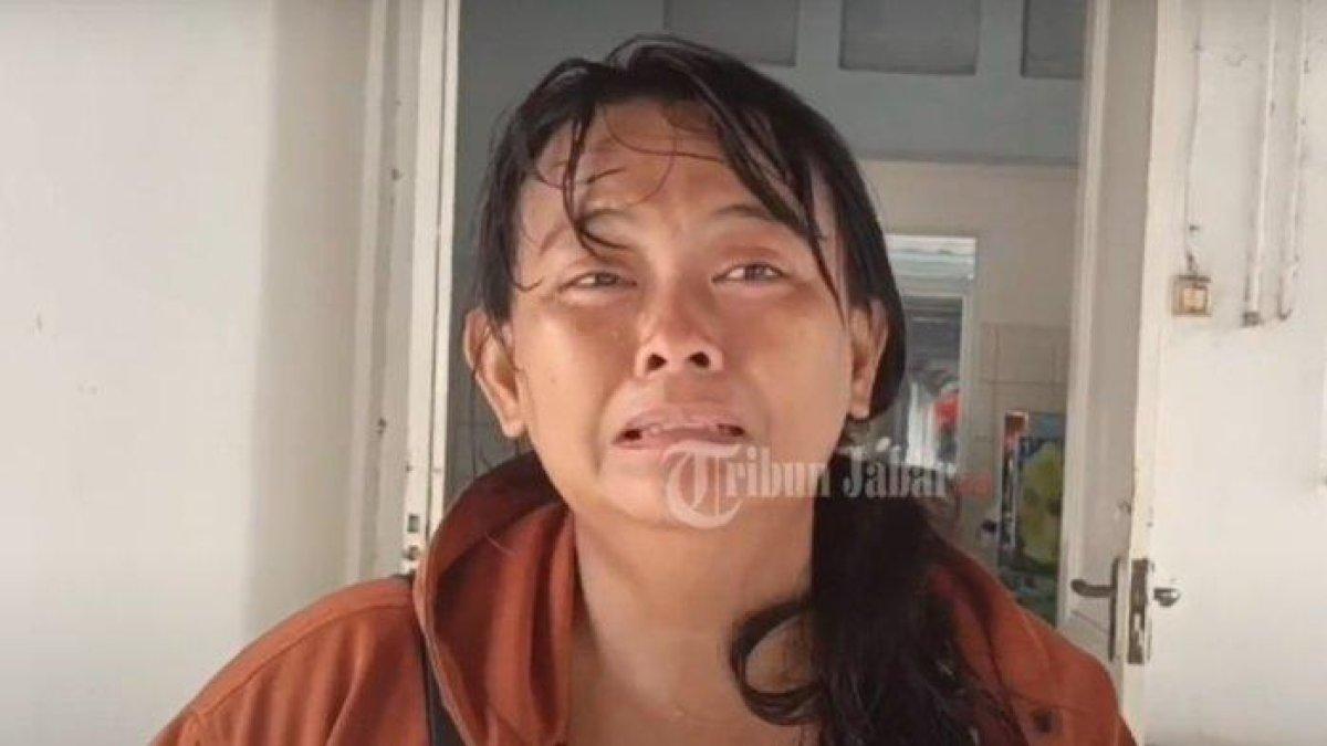 Tangis Yuni di Sepanjang Jalan setelah Anaknya Tewas Dianiaya Ayah Tiri