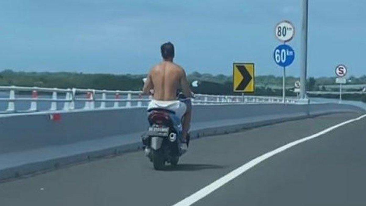 Tangkap layar video Bule pakai motor Tak Sadar Masuk Tol.