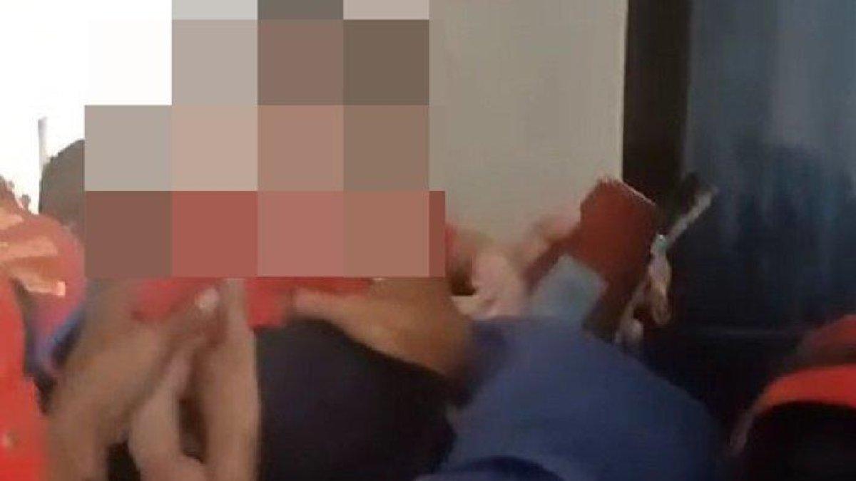 Tangkapan Layar Damkar Kota Bogor Evakuasi Ibu dan Balitanya terjebak di lift, Minggu (22/10/2023)i