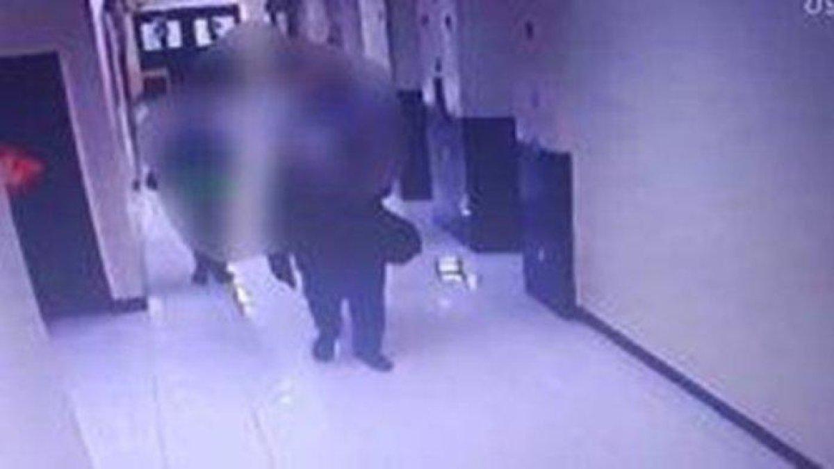 Tangkapan layar CCTV yang merekam satu keluarga yang tewas di Apartemen Teluk Intan, Penjaringan, Jakarta Utara, Sabtu (9/3/2024). Sang ayah sempat menciumi kening istri dan 2 anaknya sebelum mereka berempat terjun dari rooftop apartemen.