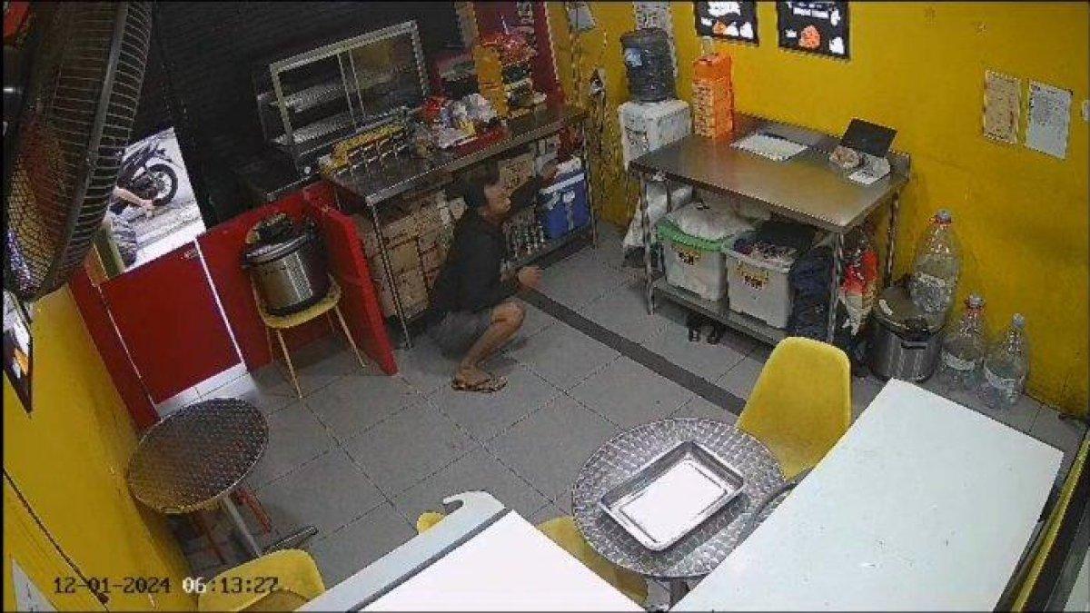 Tangkapan layar rekaman CCTV menyorot aksi pelaku pencurian