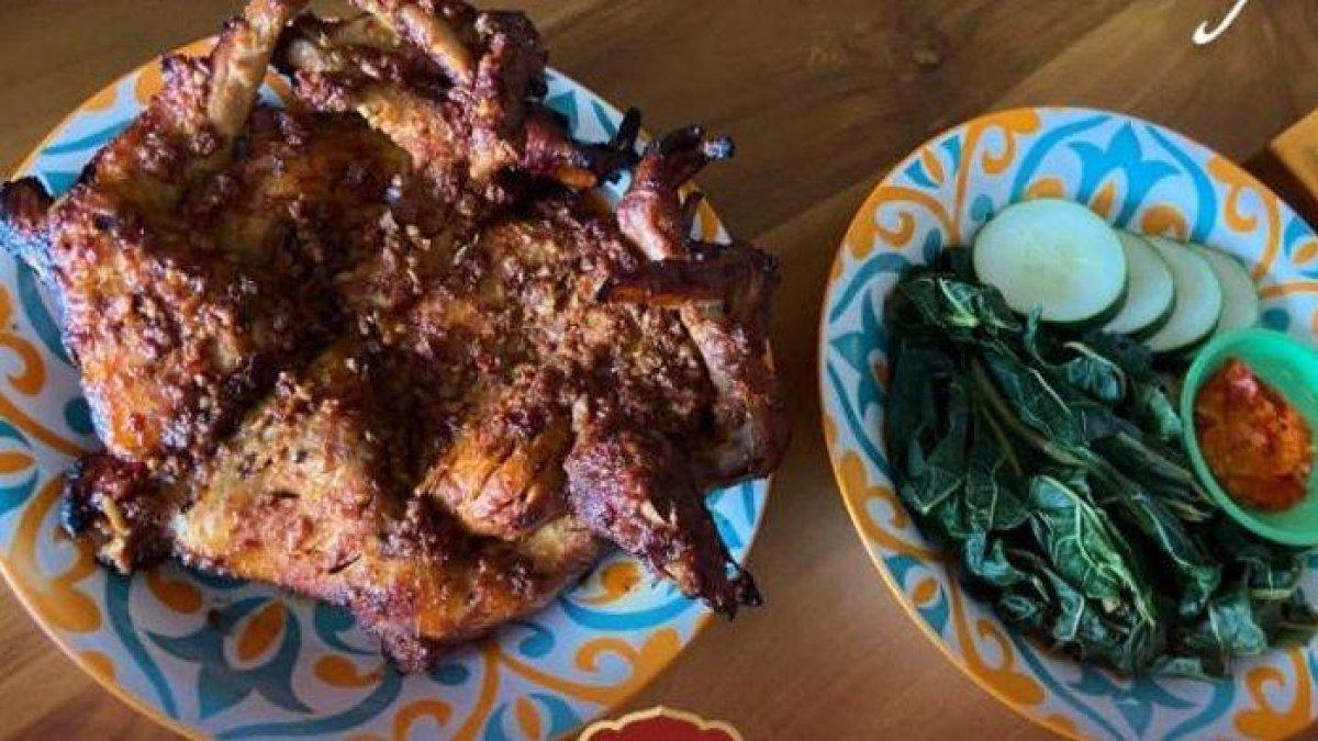 KULINER KHAS KLATEN - Tangkapan layar unggahan Instagram @mbahdinem_official yang diunggah pada 26 Oktober 2024 dan dicaptur pada Selasa (4/1/2025) - Ayam panggang Mbah Dinem salah satu ayam panggang khas Klaten yang wajib dicoba.