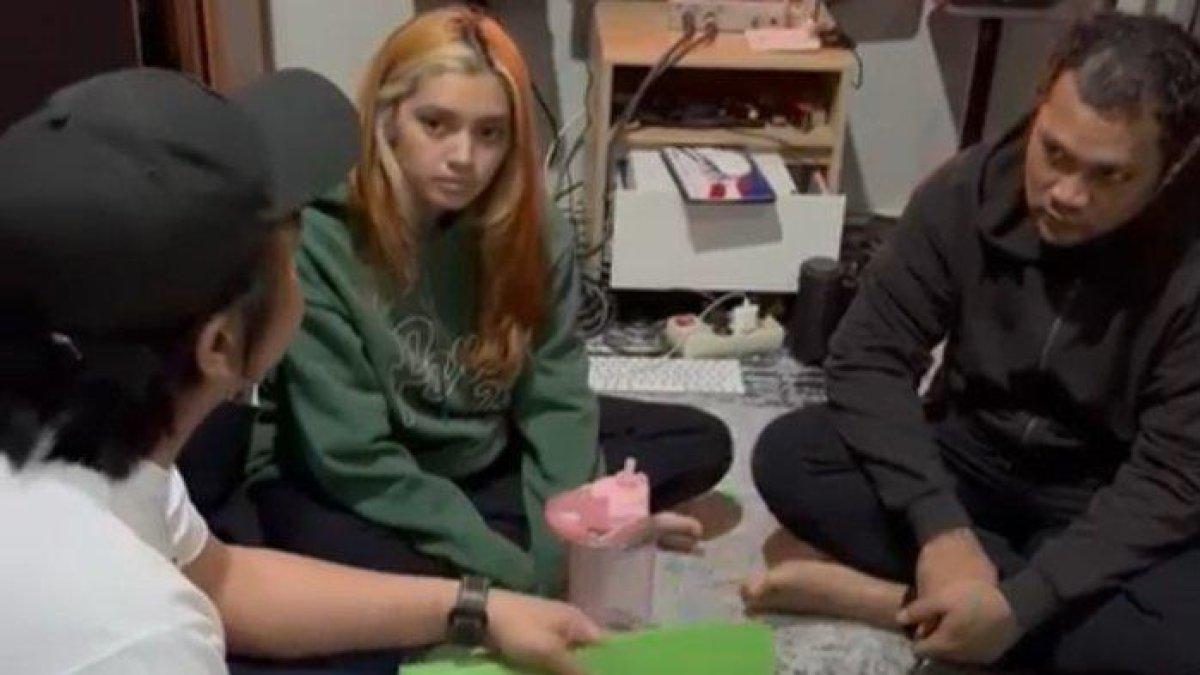 Tangkapan layar video penangkapan Virgoun bersama seorang wanita