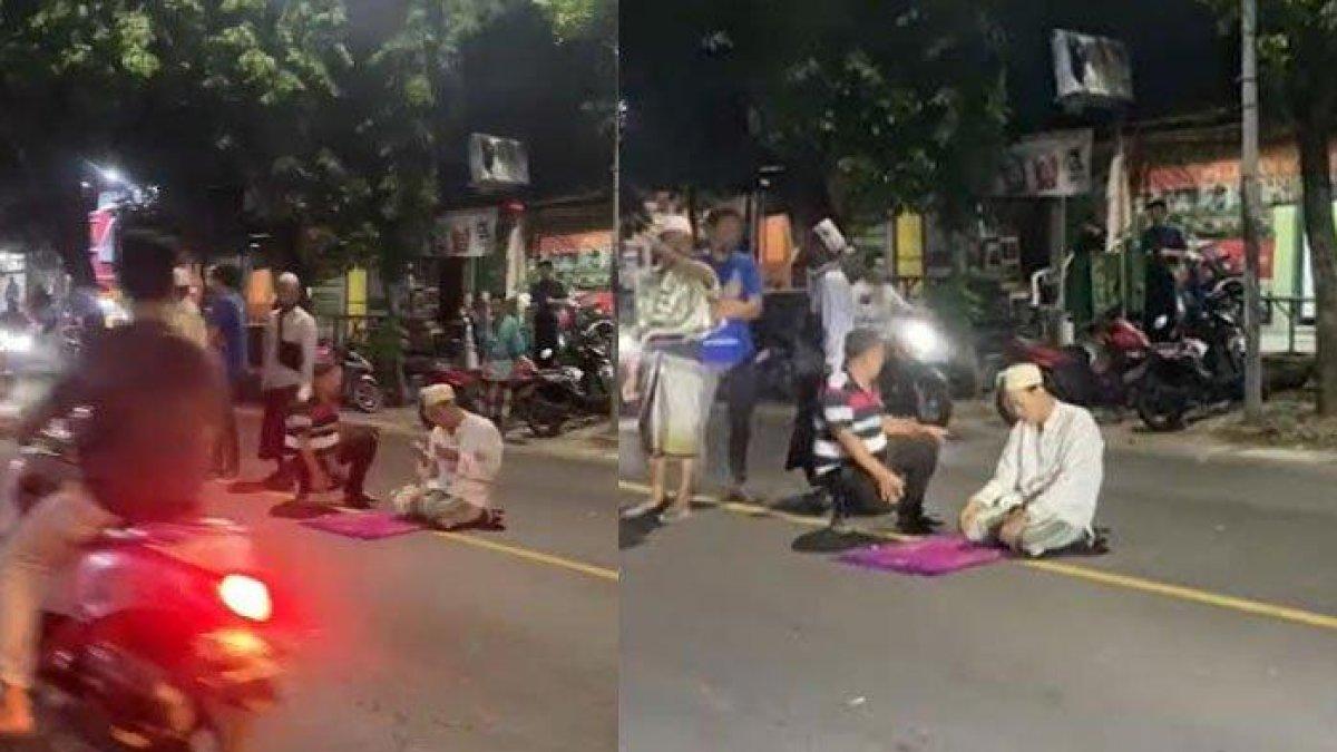 Tangkapan layar video seorang pria salat di tengah jalan raya Manyar Gresik