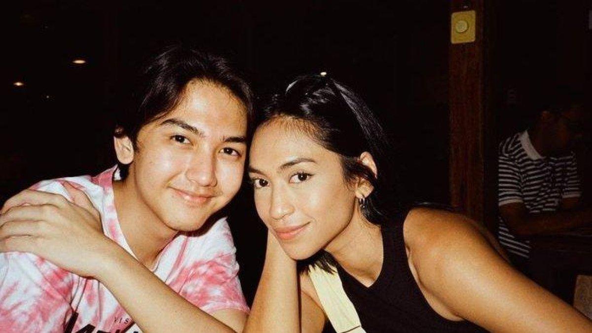 PROFIL ARTIS - Potret kehangatan Ari Irham dan Taskya Namya diunduh dari Instagram (8/5/2025).