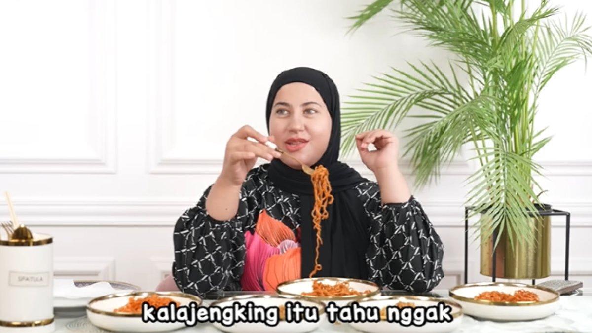 KONTROVERSI TASYI ATHASYIA - Potret Tasyi Athasyia diambil dari YouTube, Jumat (14/3/2025). Tasyi Athasyia sempat mengulas beberapa varian mie instan, salah satunya disebut rasa kalajengking.
