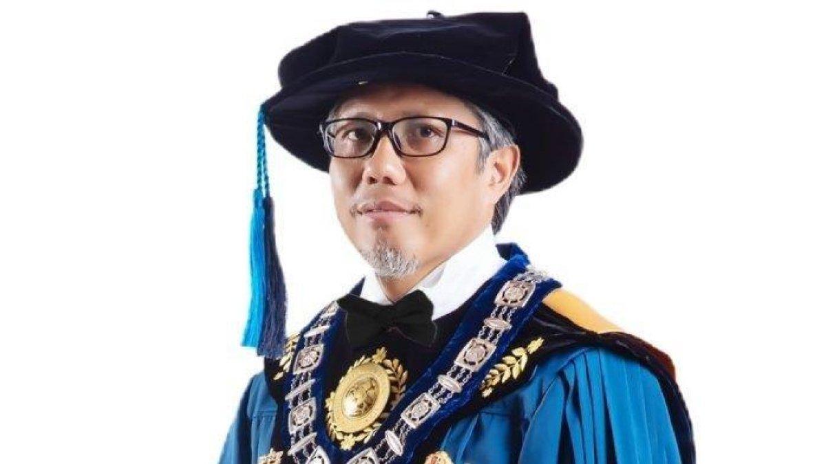REKTOR ITB - Tatacipta Dirgantara, Rektor ITB rela datang menjemput Devit Febriansyah, anak kuli angkut di Bukittinggi, Sumatera Barat yang dibiayai satu kampung usai diketahui lolos masuk ITB. Tatacipta menangis melihat Devit anak kuli angkut dan keluarganya