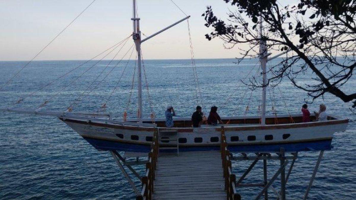 WISATA ALAM - Potret pengunjung wisata naik di Kapal Pinisi di Tebing Apparalang, Sabtu (14/9/2024). Tebing Apparalang ada di Bulukumba, Provinsi Sulawesi Selatan.