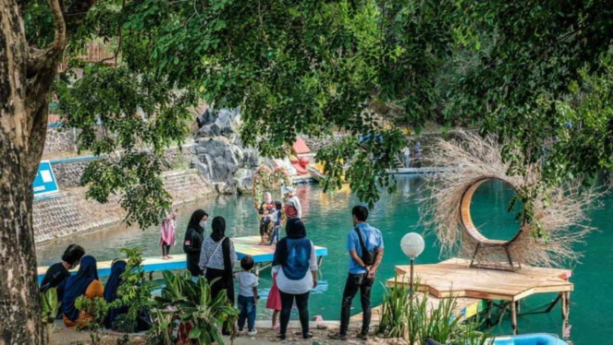 WISATA AIR - Potret Telaga Biru Cicerem disadur dari Kompas.com pada Kamis (13/3/2025). Telaga Biru Cicerem berada di Desa Kaduela, Kecamatan Pesawahan, Kabupaten Kuningan, Jawa Barat.