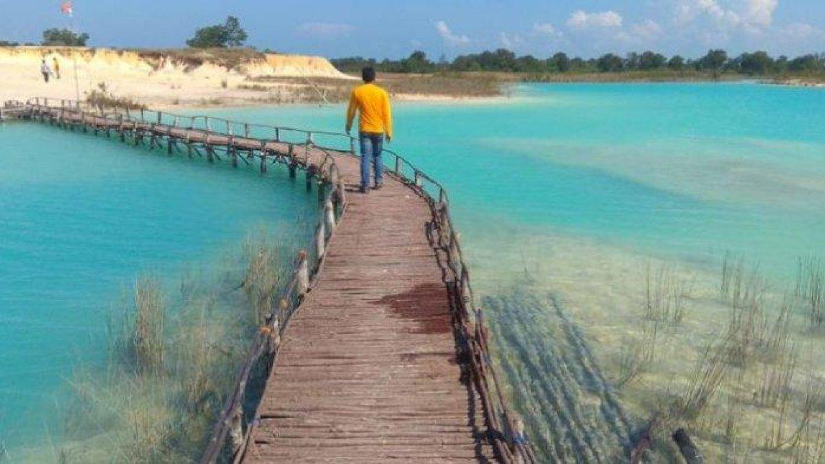 WISATA ALAM - Potret Telaga Biru disadur dari TribunTravel.com pada Kamis (22/5/2025). Telaga Biru ada di Desa Busung, Kabupaten Bintan, Kepulauan Riau.