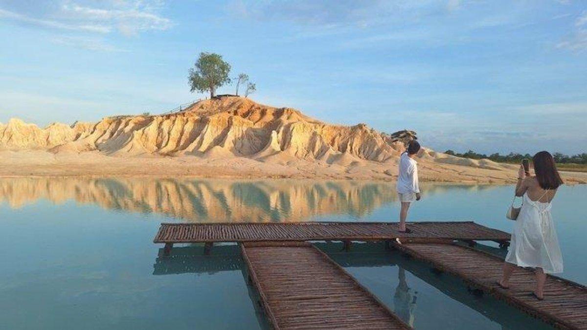 WISATA MENARIK - Sejumlah wisatawan saat berkunjung ke lokasi wisata Telaga Biru, Desa Busung, Kecamatan Seri Kuala Lobam, Kabupaten Bintan, Kepulauan Riau.