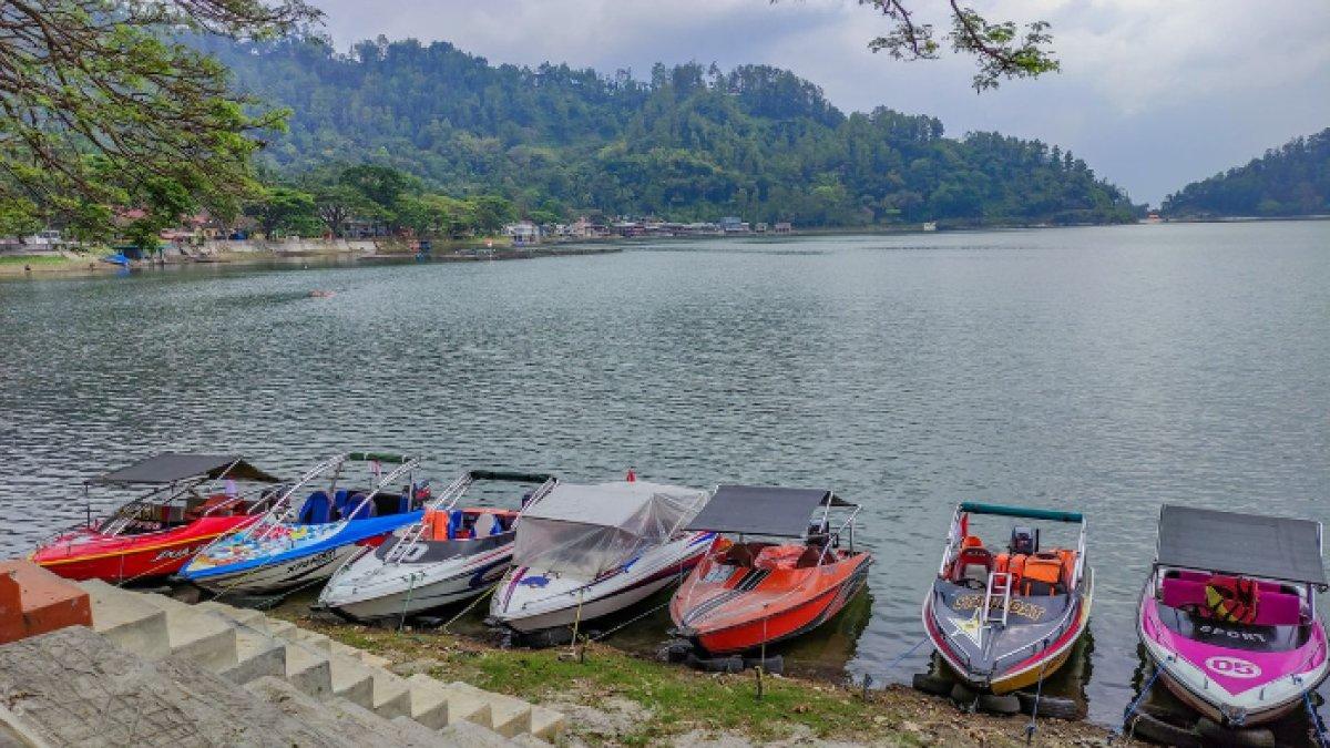 WISATA AIR - Potret Telaga Ngebel disadur dari Kompas.com pada Kamis (13/3/2025). Telaga Ngebel berlokasi di Ponorogo, Jawa Timur.