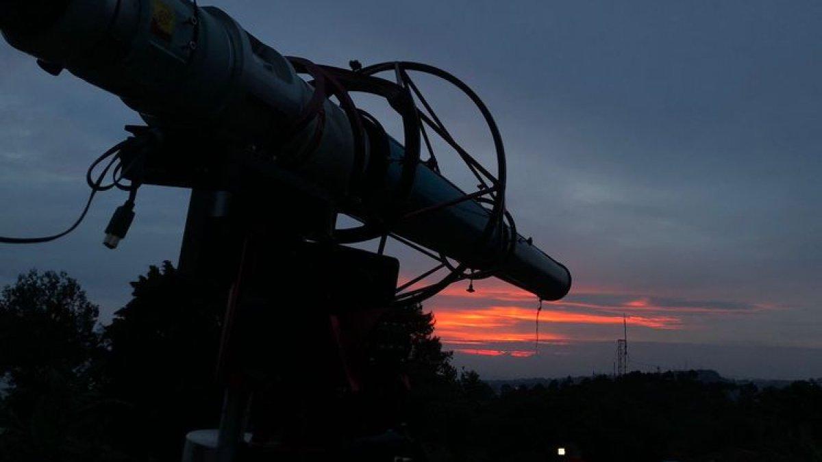 Teleskop refraktor berdiameter 106 mm yang dilengkapi detektor kamera berbasis Complementary Metal-Oxide Semiconductor (CMOS) hasil rakitan astronom Observatorium Bosscha digunakan untuk pengamatan hilal di Lembang, Kabupaten Bandung Barat (KBB), Jawa Barat, Minggu (10/3/2024).