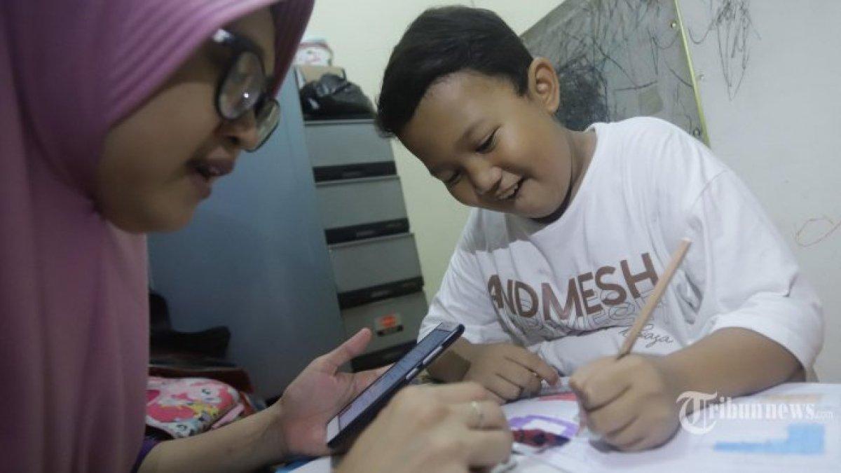 Siswa belajar dari rumah didampingi orangtua, Selasa (31/3/2020). Kunci Jawaban Tema 6 Kelas 3 SD Halaman 96 97 98 99 100 Buku Tematik Subtema 2 Pembelajaran 6.