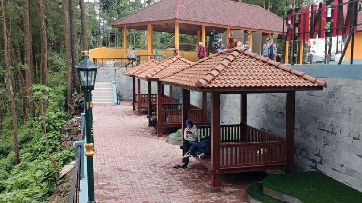 WISATA TELAGA MENJER - Tempat bersantai di Telaga Menjer, Garung, Wonosobo, Jawa Tengah.