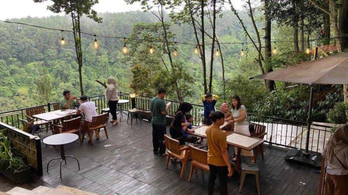 TEMPAT WISATA BOGOR - Di tempat wisata Daong Pancawati Bogor, pengunjung akan disambut udara pegunungan yang bersih dan segar dengan suasana yang tenang dan latar belakang pepohonan pinus. Menciptakan efek magis seolah pengunjung berada di negeri dongeng.