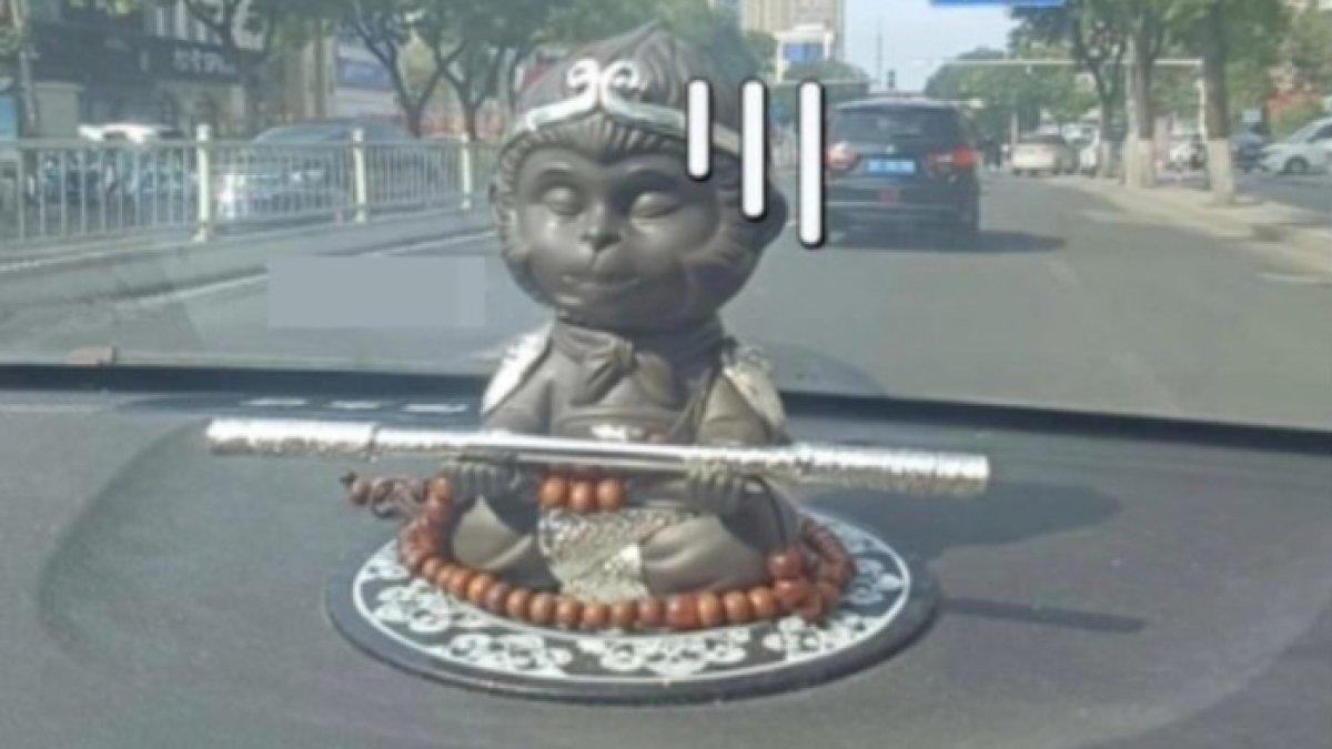 Temukan benda mirip eyeliner di mobil, wanita ini menuduh pacarnya selingkuh, ternyata benda itu adalah tongkat milik patung hiasan di dashboard mobil