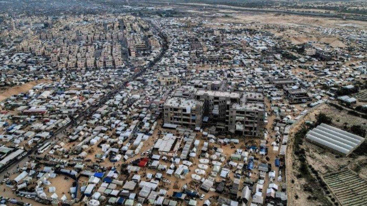 Foto dari udara menunjukkan tenda-tenda pengungsi Palestina di Kota Rafah, Jalur Gaza bagian selatan, 31 Desember 2023. Di Rafah saat ini terdapat sekitar 1,4 juta warga Palestina mencari tempat berlindung yang aman setelah diusir dari rumah mereka akibat pemboman Israel.