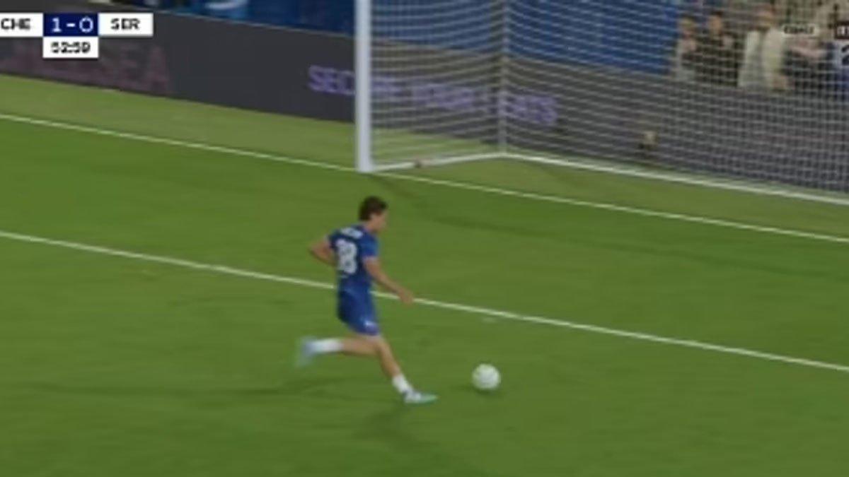 Tendangan Marc Guiu meleset padahal gawang kosong dalam waktu yang cukup lama.