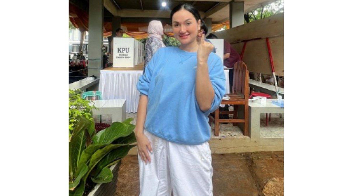 Tengku Dewi Putri saat ini sedang hamil anak kedua.