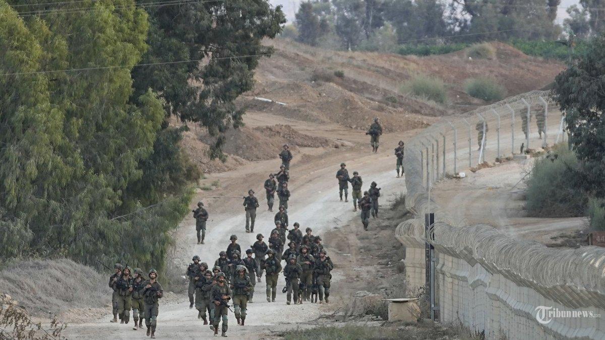 Tentara Israel berpatroli di dekat Kibbutz Be'eri, Israel, Rabu, 11 Oktober 2023. Kibbutz dikuasai oleh militan Hamas dari Neraby Jalur Gaza pada hari Sabtu ketika mereka membunuh dan menangkap banyak warga Israel.