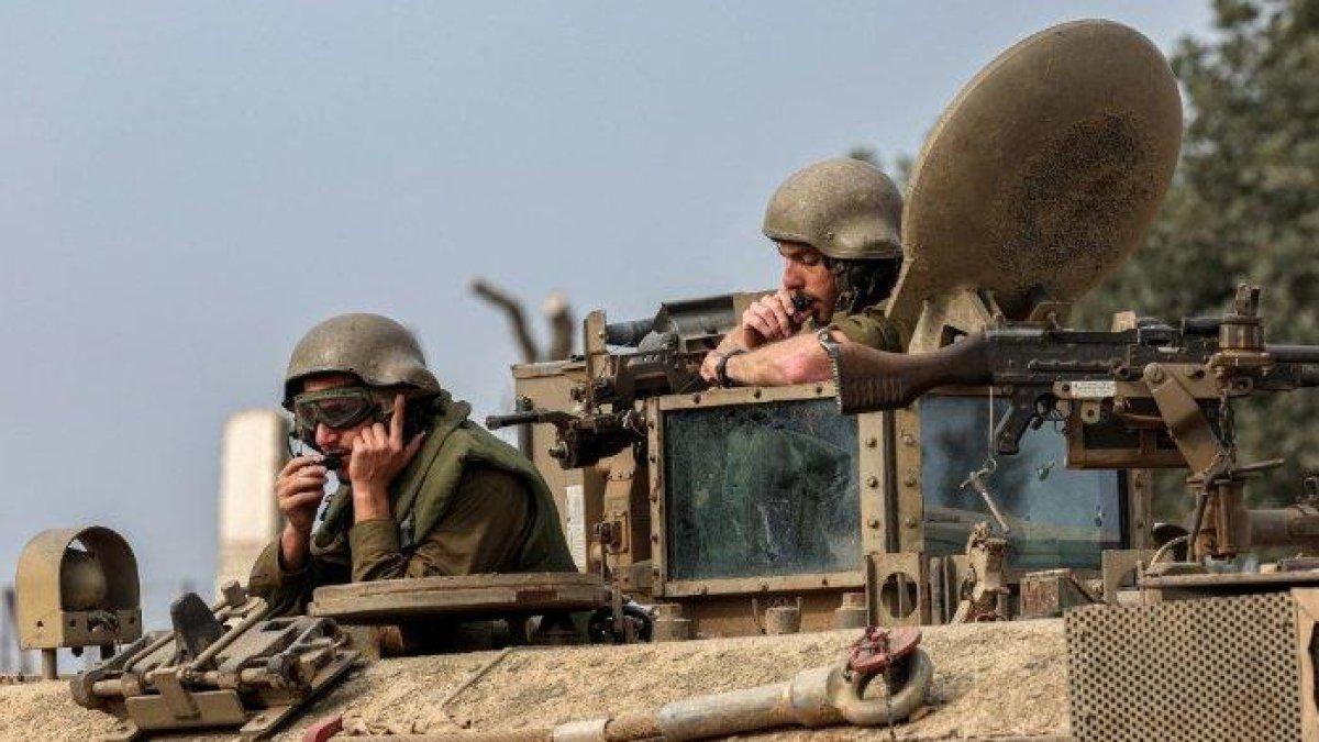 Tentara Israel duduk di kendaraan tempur infanteri yang dikerahkan di sepanjang perbatasan dengan Jalur Gaza dan Israel selatan pada 27 Desember 2023 di tengah berlanjutnya pertempuran antara Israel dan kelompok militan Hamas.