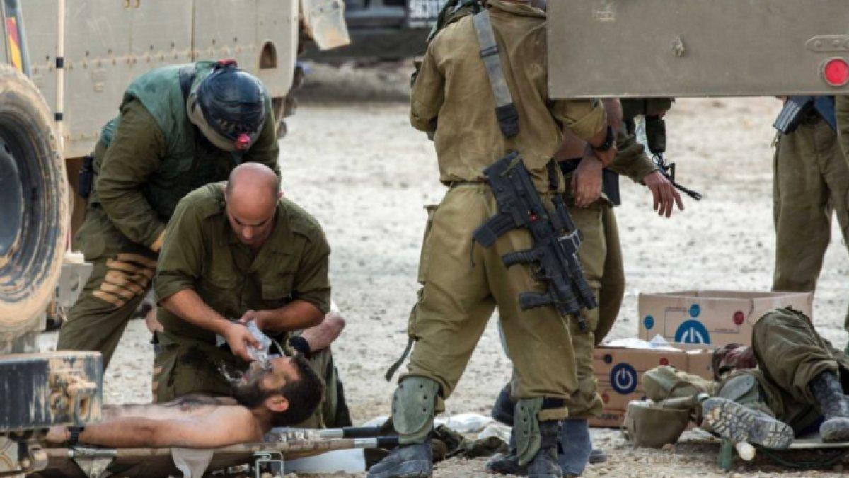 Tentara Israel mengevakuasi rekan mereka yang terluka
