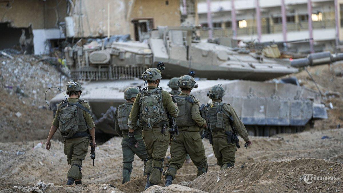 Tentara Israel terlihat selama operasi darat di Jalur Gaza, Rabu, 8 November 2023. Pada Rabu (22/11/2023) Hamas dan tentara Israel dilaporkan mencapai kesepakatan gencatan senjata dengan pertukaran tahanan. (AP Photo/Ohad Zwigenberg)