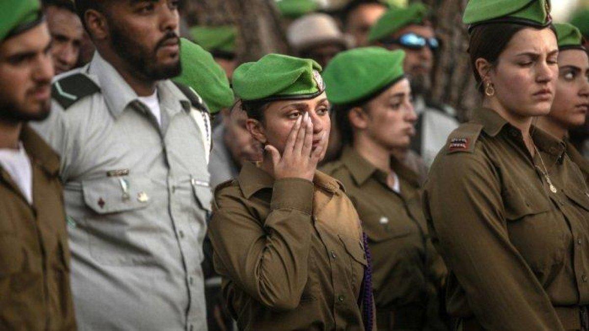 Tentara berduka saat upacara pemakaman Sersan Staf tentara Israel Aschalwu Sama, di Petah Tikva, pada 3 Desember 2023, setelah dia terbunuh dalam pertempuran di Jalur Gaza di tengah pertempuran yang berkelanjutan antara Israel dan kelompok militan Hamas. -- Sejumlah tentara Israel dihantui oleh gangguan psikologis setelah mundur dari perang.