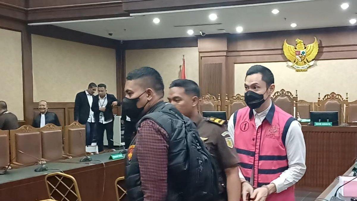 Terdakwa dugaan korupsi pada tata niaga timah, Harvey Moeis usai dituntut 12 tahun penjara dan denda Rp 1 miliar serta uang pengganti Rp 210 miliar di Pengadilan Tipikor Jakarta Pusat, Senin (9/12/2024)