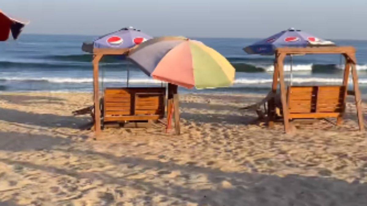 Terdapat pantai-pantai dengan air biru jernih