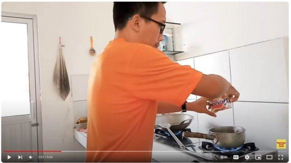 Terkuak kesibukan Willy Sulistio (39), suami dari dokter Qory Ulfiyah Ramayanti (37) selain antar jemput sang istri. Sehari-hari, Willy ternyata aktif menggunakan sosial media untuk membuat konten di akun YouTube-nya