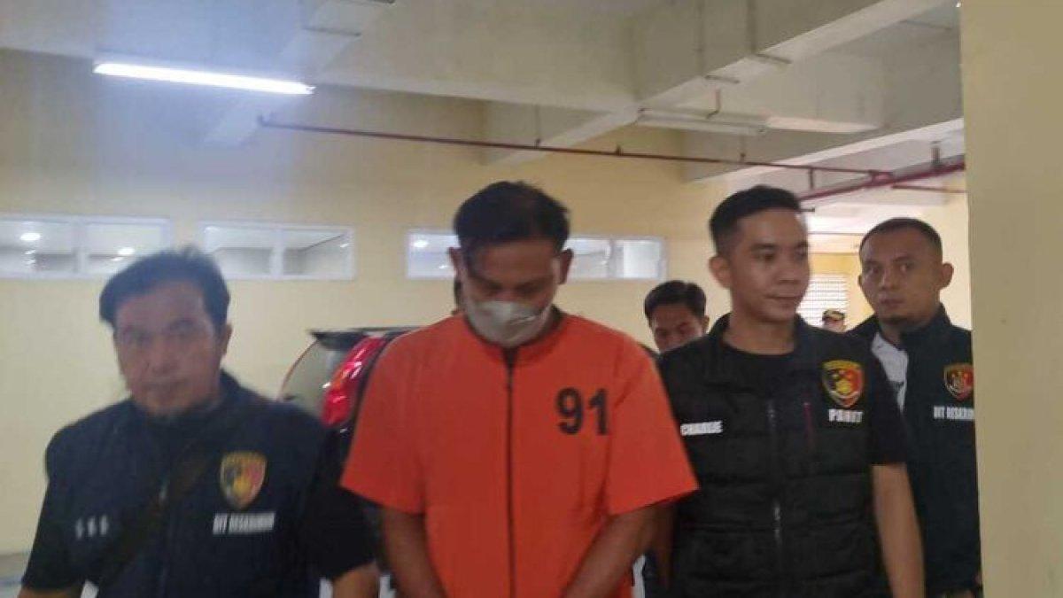 Tersangka Fadilla alias Datuk (37), sopir yang menganiaya dokter koas, saat berada di Polda Sumatera Selatan. Ia ditetapkan sebagai tersangka setelah menganiaya Muhammad Luthfi, Sabtu (14/12/2024).