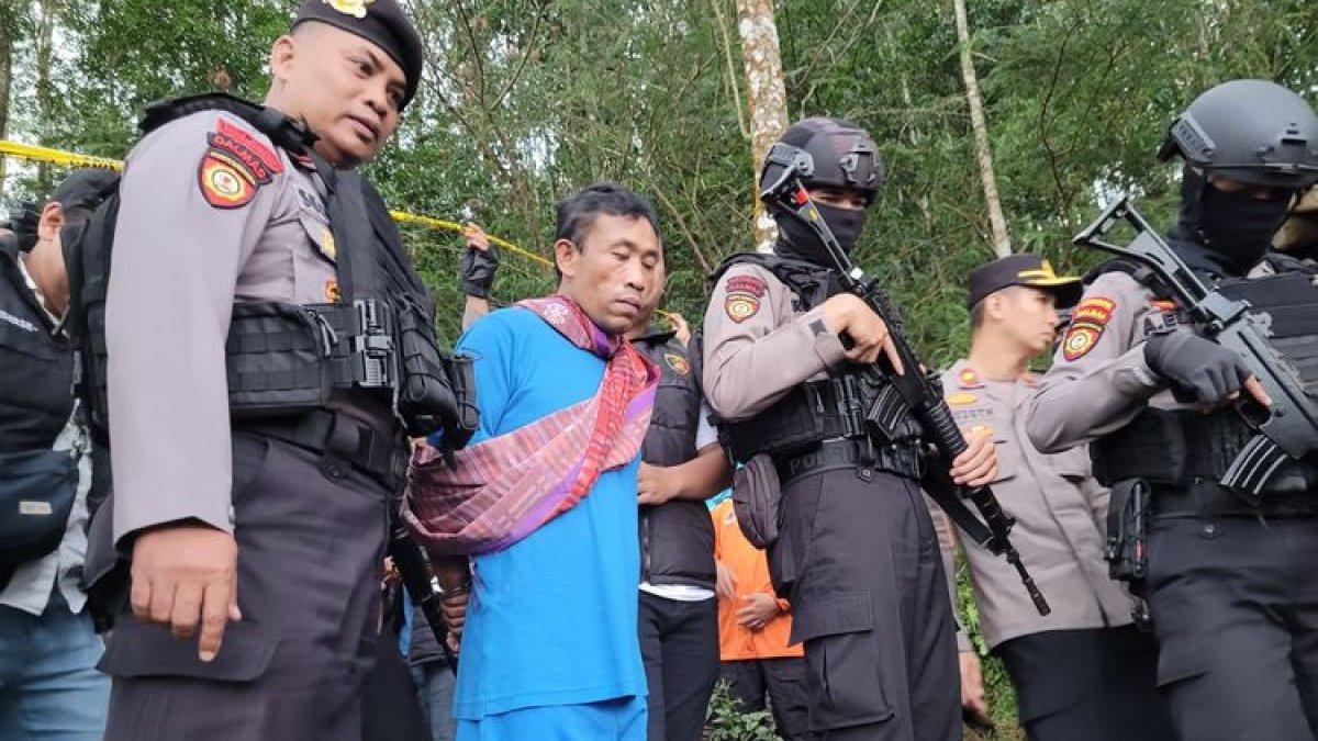 Tersangka Slamet Tohari (45) alias Mbah Slamet di lokasi penemuan mayat di Desa Balun, Kecamatan Wanayasa, Banjarnegara, Jawa Tengah, Selasa (4/4/2023) sore.