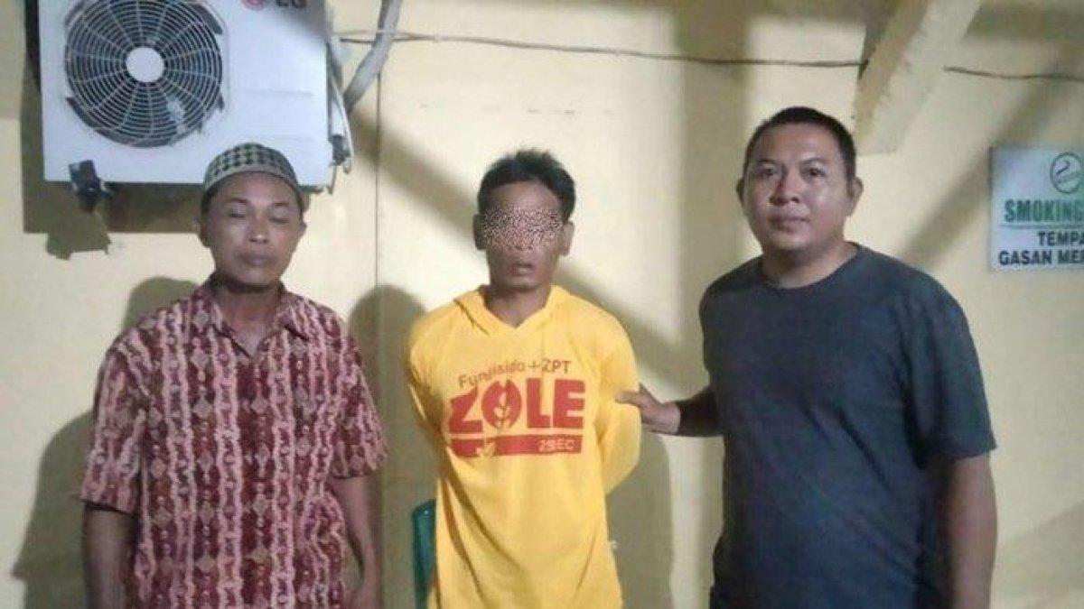 Tersangka ZI (Tengah) saat diamankan Aparat pasca membunuh sang ayah