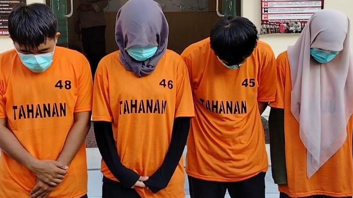 JOKI UTBK - Naufal Faris (28), Selly Yanti (27), Khayla Rifi (20), dan Achmad Hanif Mufid (26) hadir saat polisi menggelar konferensi pers di Polsek Medan Baru pada Rabu (30/4/2025).