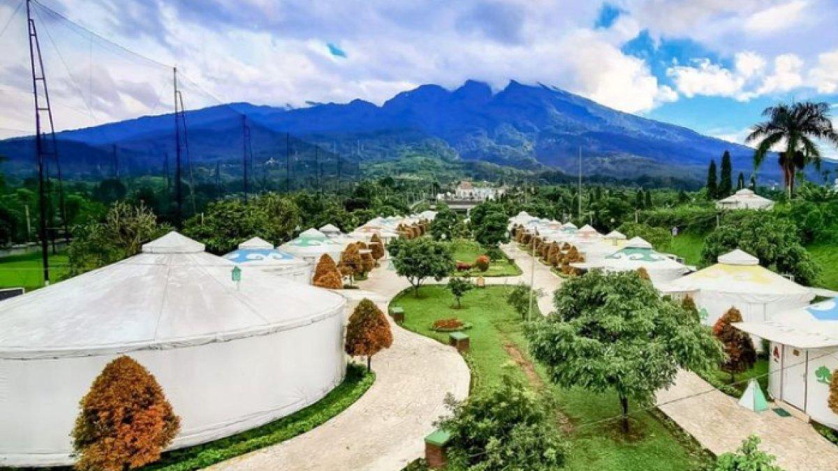WISATA GLAMPING - Potret The Highland Park yang disadur dari Kompas.com pada Kamis (3/4/2025). The Highland Park berada di kaki Halimun Gunung Salak, tepatnya di Jalan Ciapus Curug Nangka, Kp Sinarwangi, Sukajadi, Kecamatan Tamansari, Kabupaten Bogor.