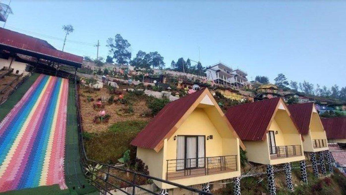 WISATA MENARIK - Kawasan Glamping, Hobbit House dan seluncurna viral The Nature Bromo di Baledono, Tosari, Pasuruan, Jawa Timur.